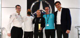 Foto: Hamilton e Bottas são recebidos por funcionários na fábrica da Mercedes