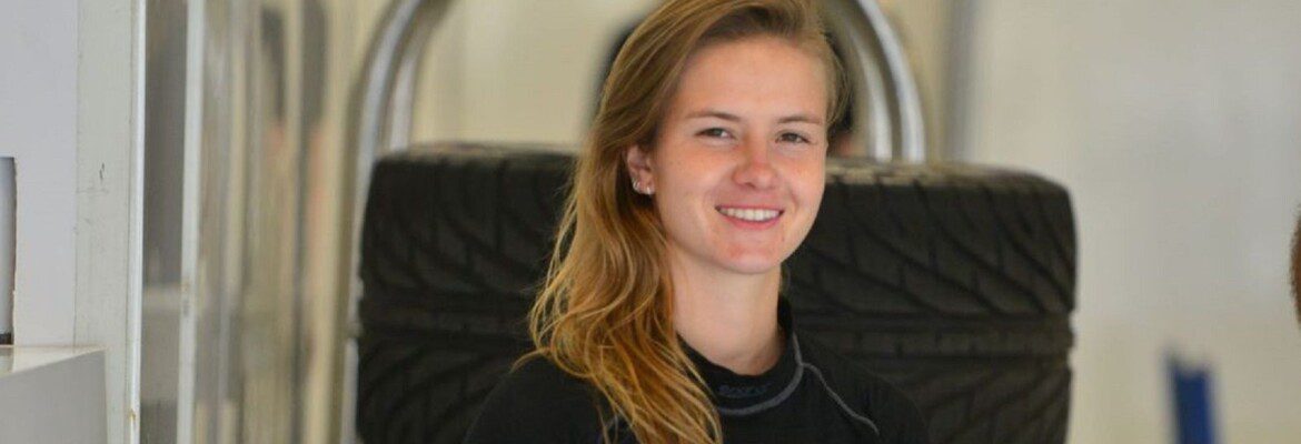 Dia Internacional da Mulher: meninas buscam futuro profissional nas pistas