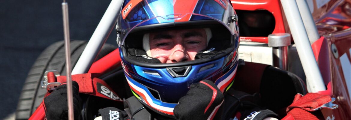 Francês conquista o bi na FVee com vitória dramática em Interlagos Francês conquista o bi na FVee com vitória dramática em Interlagos