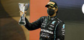 Hamilton é quarto piloto a receber título de Sir na Inglaterra. Confira lista