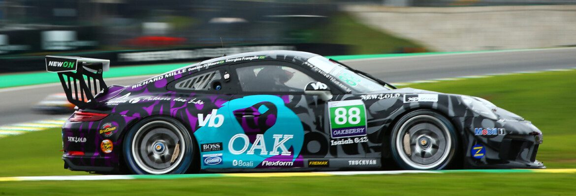 Georgios Frangulis e Gaetano Di Mauro sobem no pódio na Porsche Endurance, em Interlagos