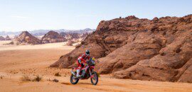 Daniel Sanders vence primeira especial do Dakar nas motos