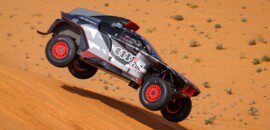 Sainz e Cruz vencem especial com Audi híbrido no Dakar