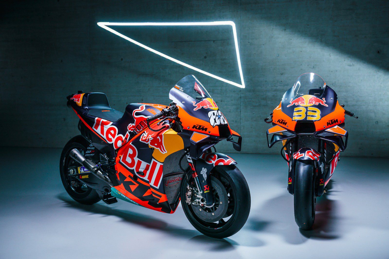 Time de fábrica da KTM exibe cores para temporada 2022 da MotoGP Miguel Oliveira e Brad Binder (KTM) - Apresentação KTM - MotoGP 2022