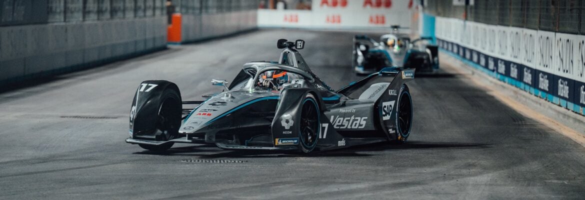 De Vries aproveita erro de Vandoorne em modo ataque e vence corrida 1 da FE em Diriyah