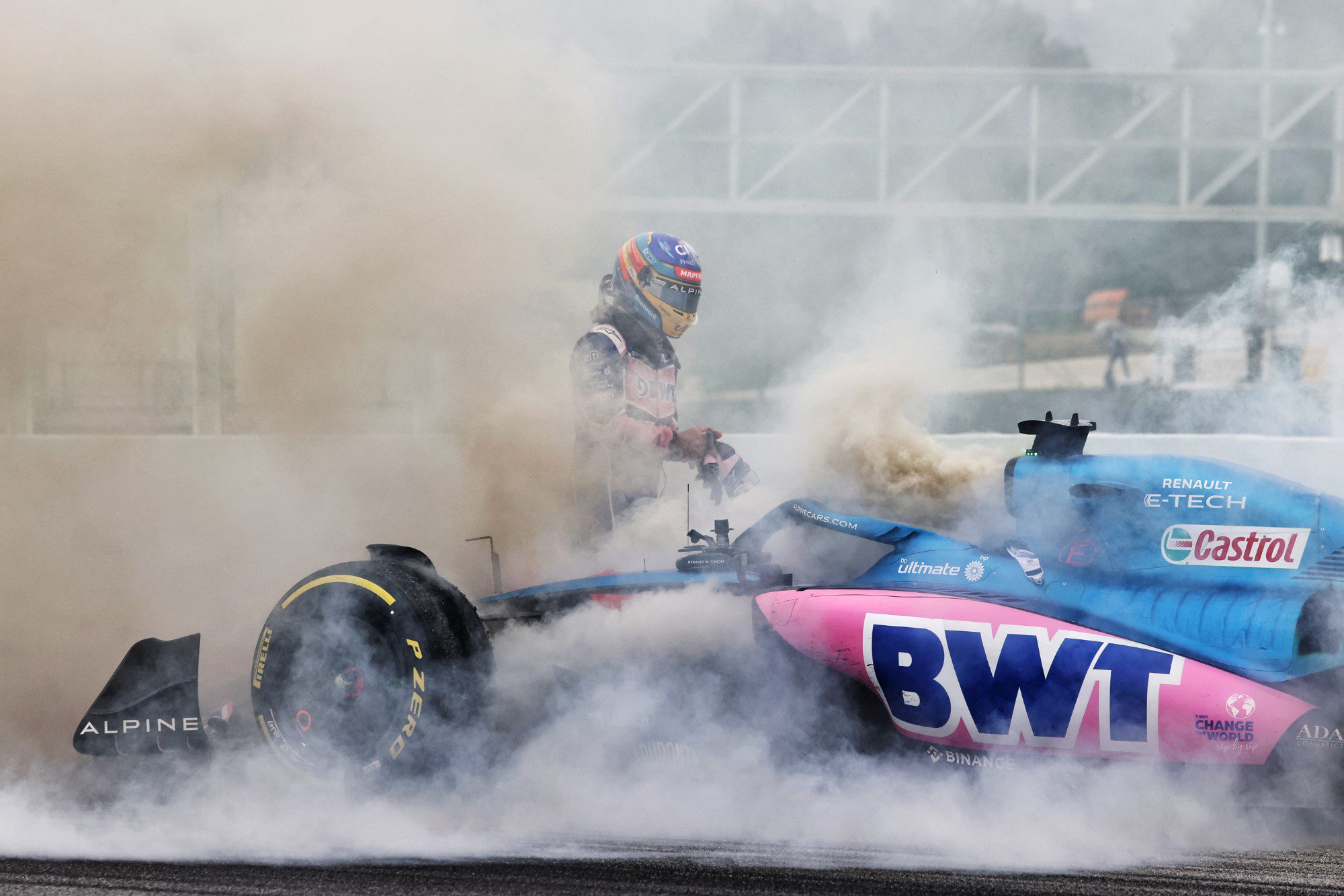 Imagens: Pegou fogo! Alonso causa bandeira vermelha no último dia dos testes da F1 Fernando Alonso, Alpine, Incêndio, Pré-temporada, Barcelona