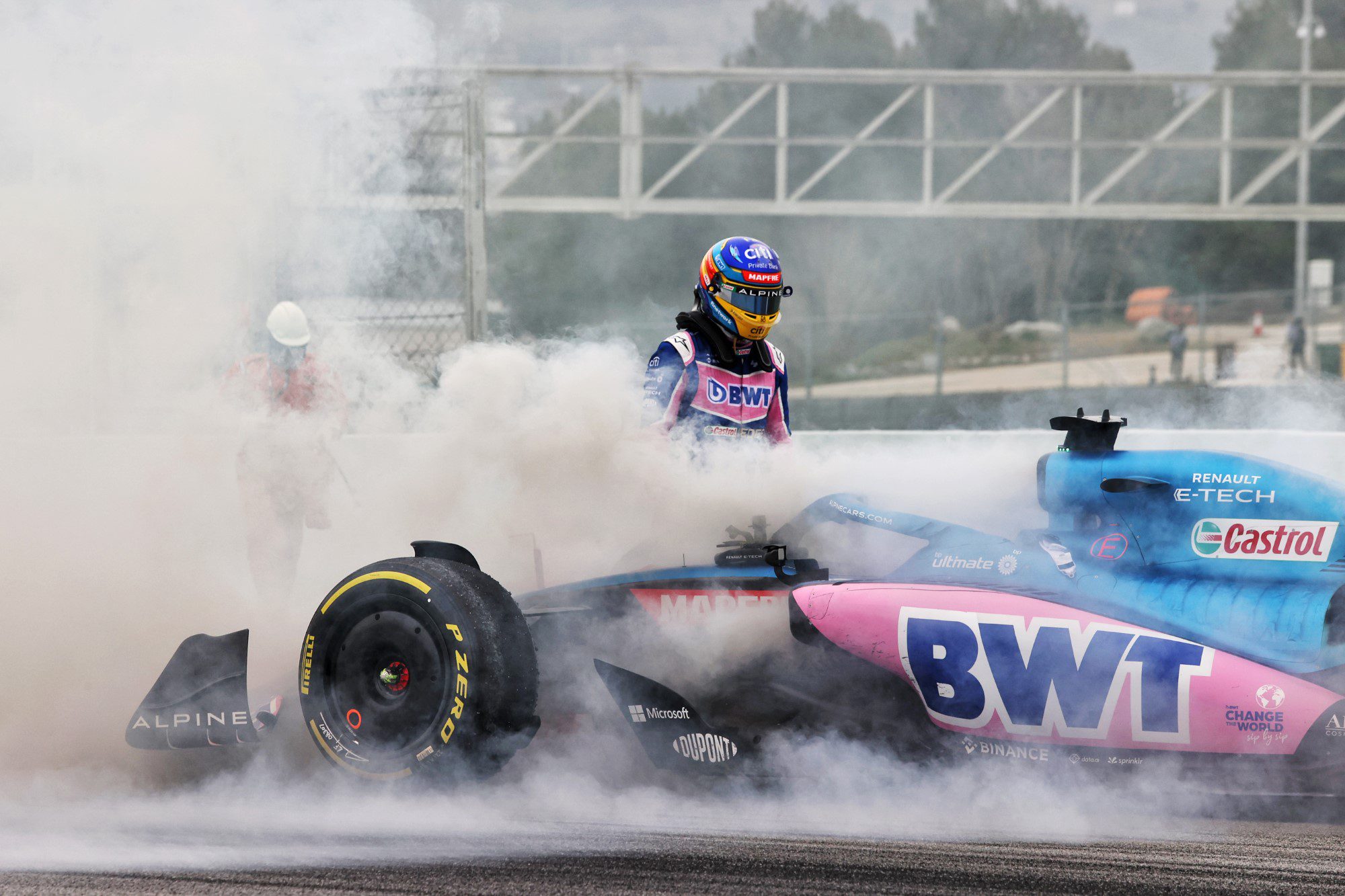 Imagens: Pegou fogo! Alonso causa bandeira vermelha no último dia dos testes da F1 Fernando Alonso, Alpine, Incêndio, Pré-temporada, Barcelona