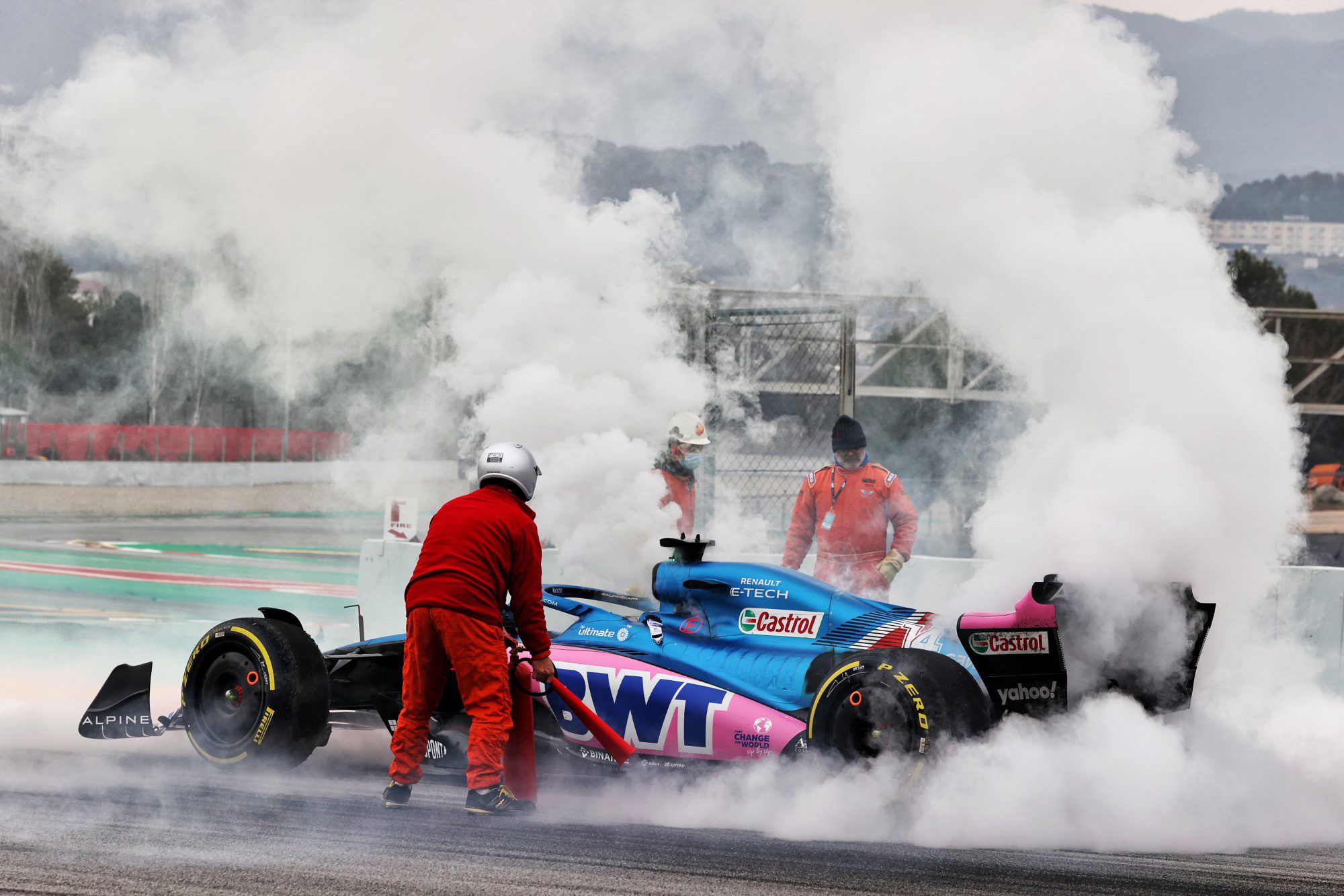 Imagens: Pegou fogo! Alonso causa bandeira vermelha no último dia dos testes da F1 Fernando Alonso, Alpine, Incêndio, Pré-temporada, Barcelona