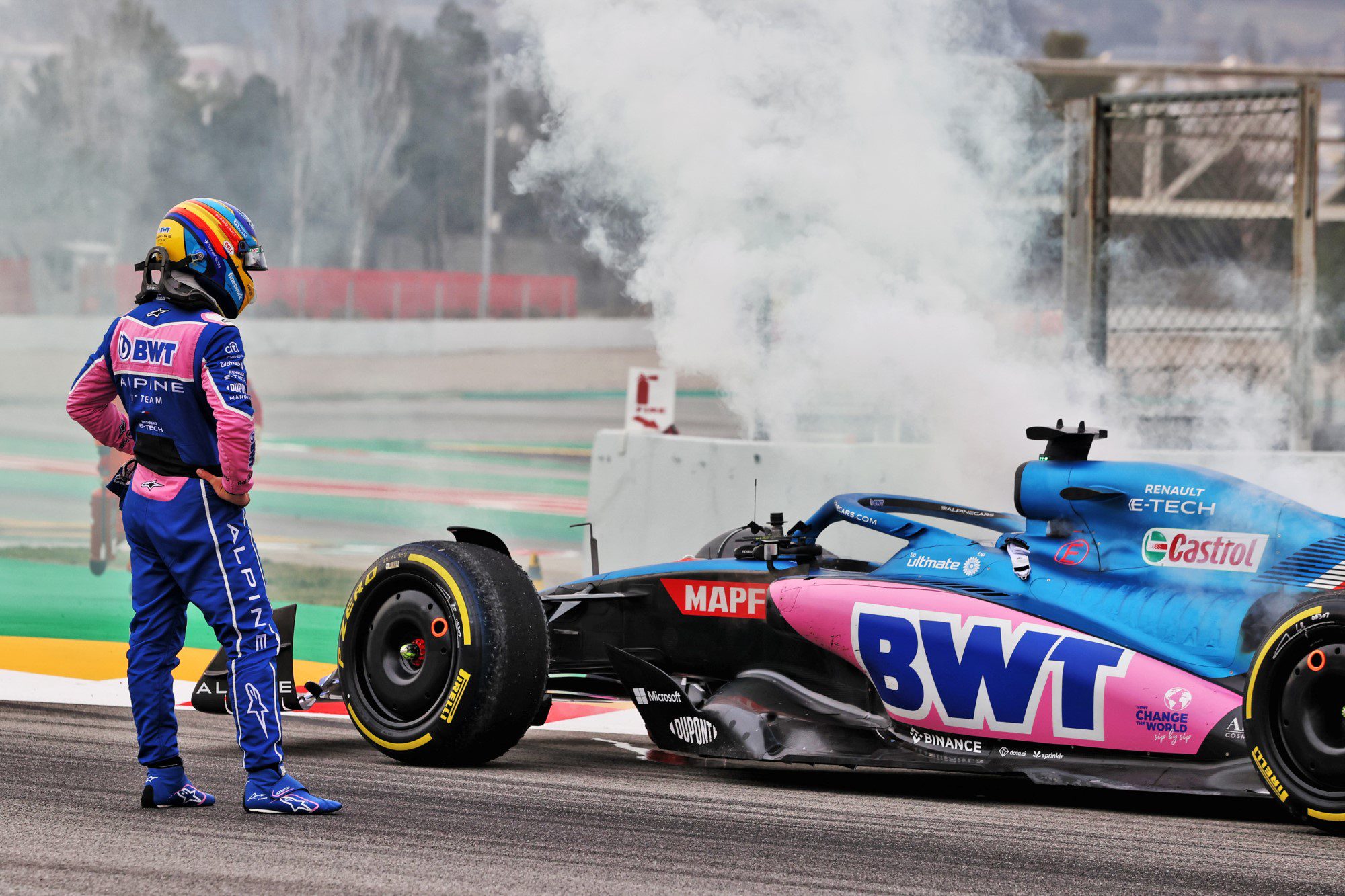 Imagens: Pegou fogo! Alonso causa bandeira vermelha no último dia dos testes da F1 Fernando Alonso, Alpine, Incêndio, Pré-temporada, Barcelona
