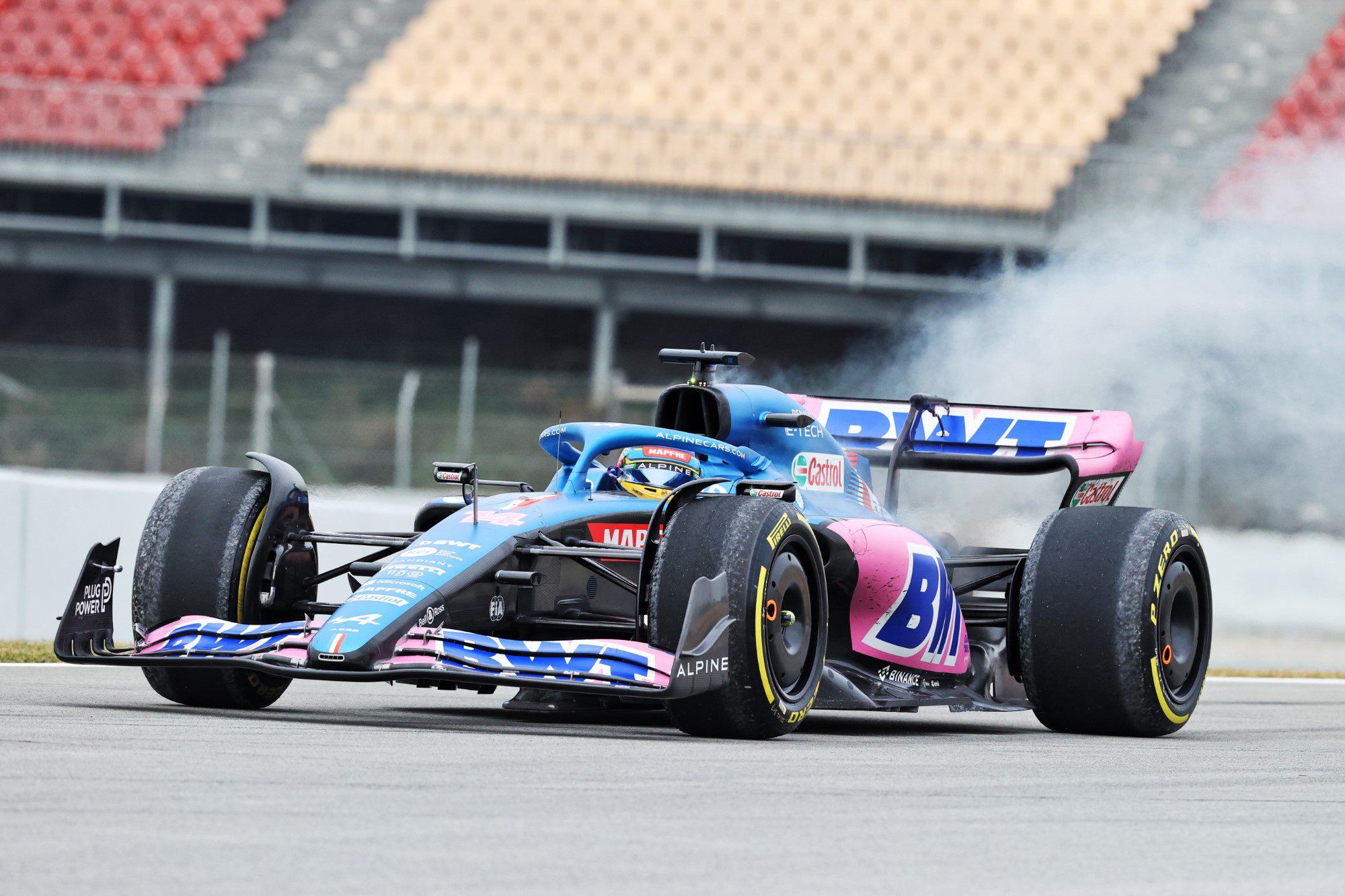 Imagens: Pegou fogo! Alonso causa bandeira vermelha no último dia dos testes da F1 Fernando Alonso, Alpine, Incêndio, Pré-temporada, Barcelona