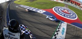 Kyle Larson brilha no final e vence em Fontana na Nascar
