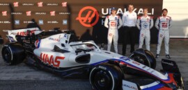 Fittipaldi posa ao lado de Schumacher e Mazepin na foto oficial da Haas na F1 2022