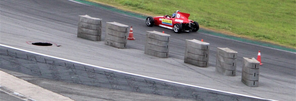 Bicampeão dribla até buraco em Interlagos para vencer na abertura da Fórmula Vee