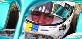 Vettel remove bandeira de território em disputa do capacete de testes da F1 no Bahrein