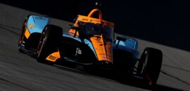 Felix Rosenqvist conquista pole position da Indy no Texas. Castroneves parte no top-10
