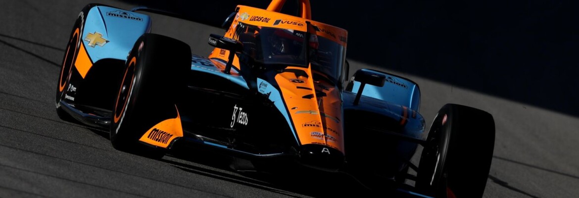 Felix Rosenqvist conquista pole position da Indy no Texas. Castroneves parte no top-10