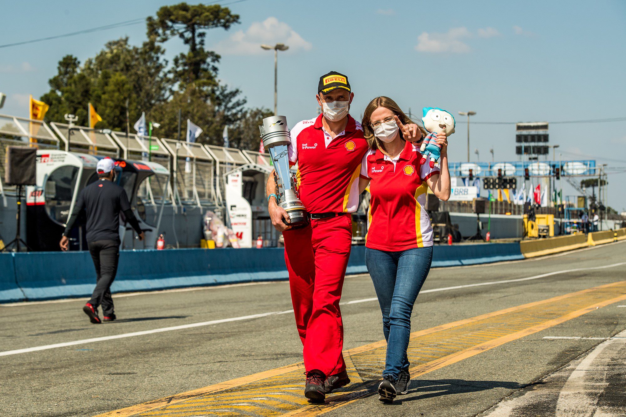 Charme e ousadia: brasileiras ocupam posições de comando no automobilismo Luciana e Joselmo: parceria e cumplicidade na criação de uma nova equipe