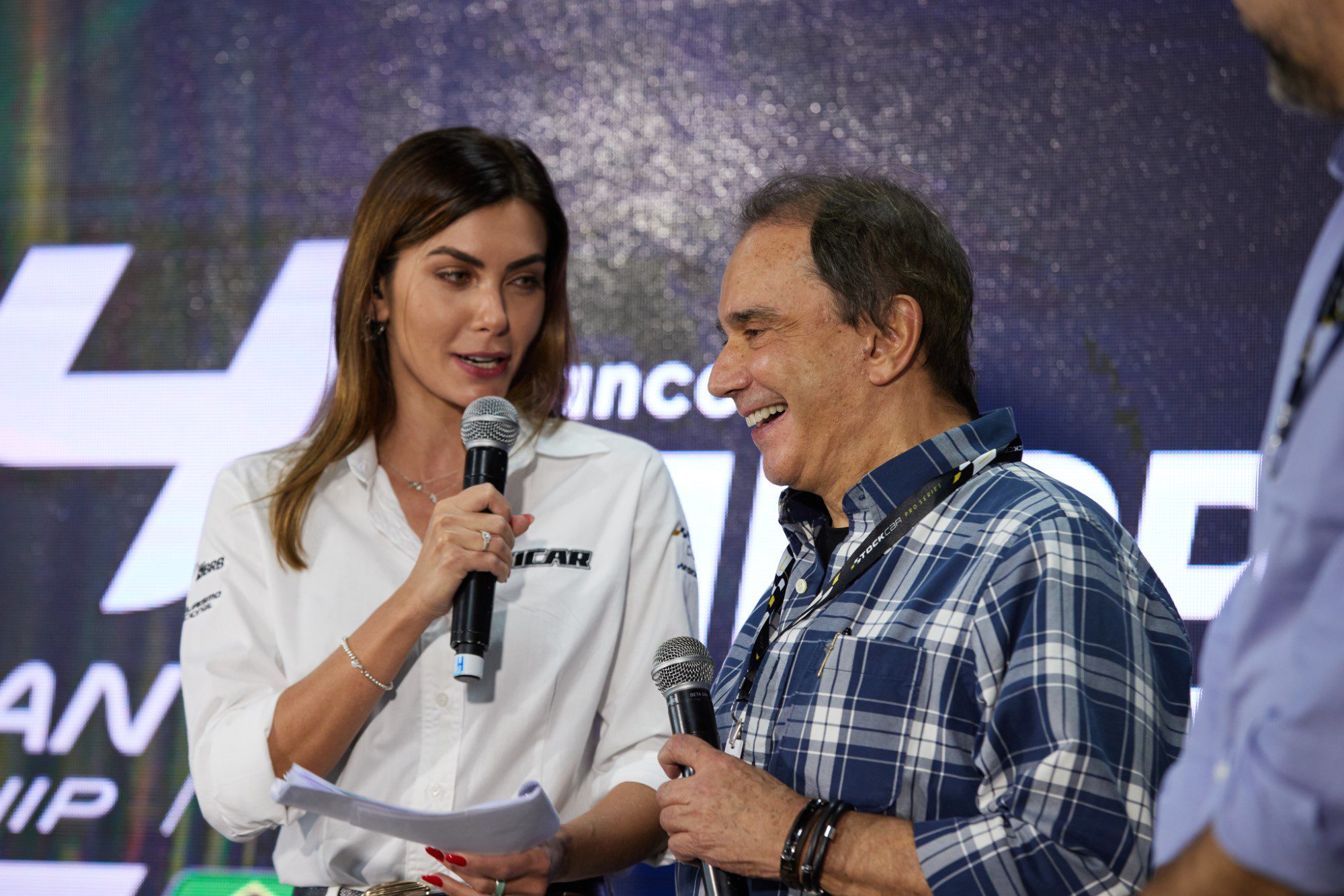 Charme e ousadia: brasileiras ocupam posições de comando no automobilismo Letícia Datena e Reginaldo Leme, Stock Car