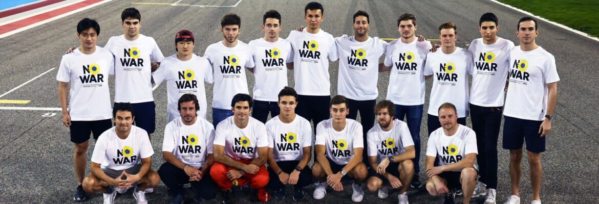 Foto: Pilotos da F1 se reúnem no Bahrein com camisetas contra guerra da Rússia