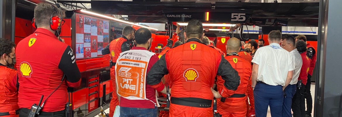 Ferrari descobre problema e trabalha em carro de Sainz antes do GP da Arábia Saudita