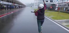 Vídeo: MotoGP convoca xamã para tentar parar chuva para GP da Indonésia
