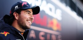 Pérez presenteia funcionários da Red Bull com uma garrafa de tequila