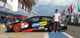 Bruno Baptista leva bandeira da Ucrânia no carro da Stock Car pedindo paz na guerra