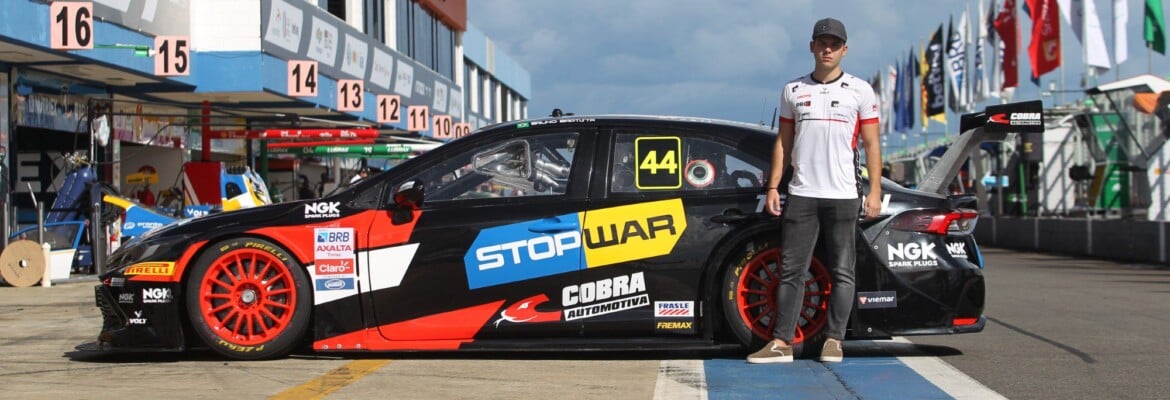 Bruno Baptista leva bandeira da Ucrânia no carro da Stock Car pedindo paz na guerra