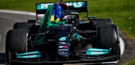 No Brasil, Lewis Hamilton emociona plateia ao relembrar a morte de Ayrton Senna