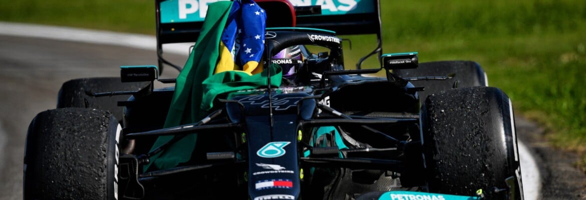 No Brasil, Lewis Hamilton emociona plateia ao relembrar a morte de Ayrton Senna