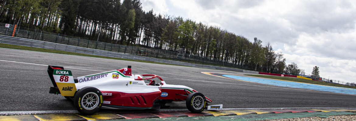 Rafael Câmara larga de segundo e quarto em suas primeiras corridas de carro na Europa