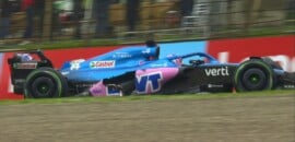 “Tivemos muito azar”, lamenta Alonso após batida destruir lateral do carro em Ímola
