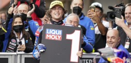 Roberts faz história e vence na Moto2 após chuva e acidente envolvendo 8 motos