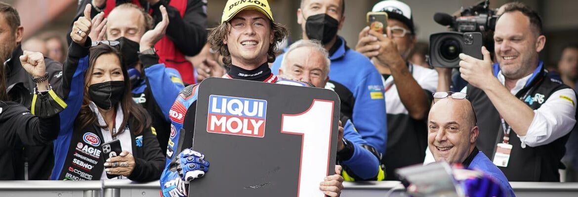 Roberts faz história e vence na Moto2 após chuva e acidente envolvendo 8 motos