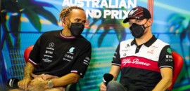 Vídeo: Bottas presenteia Hamilton com foto em que aparece pelado em rio