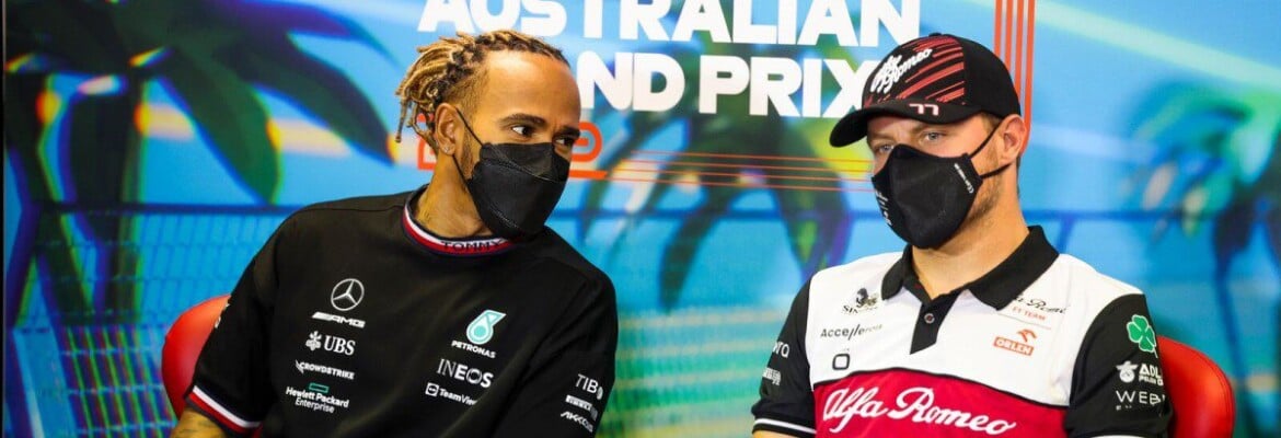 Vídeo: Bottas presenteia Hamilton com foto em que aparece pelado em rio