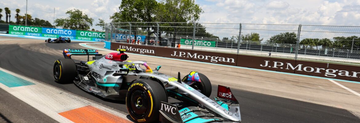 Wolff diz que a Mercedes não quer descartar retornar à versão mais antiga do W13 Wolff diz que a Mercedes não quer descartar retornar à versão mais antiga do W13