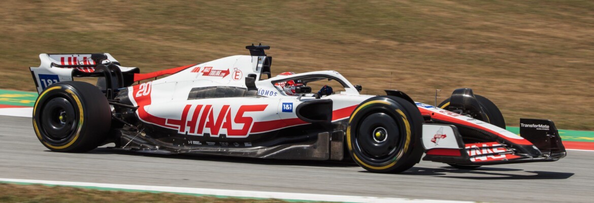 Magnussen ‘mudou de ideia’ após colisão com Hamilton no GP da Espanha Magnussen ‘mudou de ideia’ após colisão com Hamilton no GP da Espanha