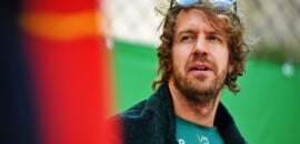 Vettel não era o único a querer deixar o briefing dos pilotos na Áustria