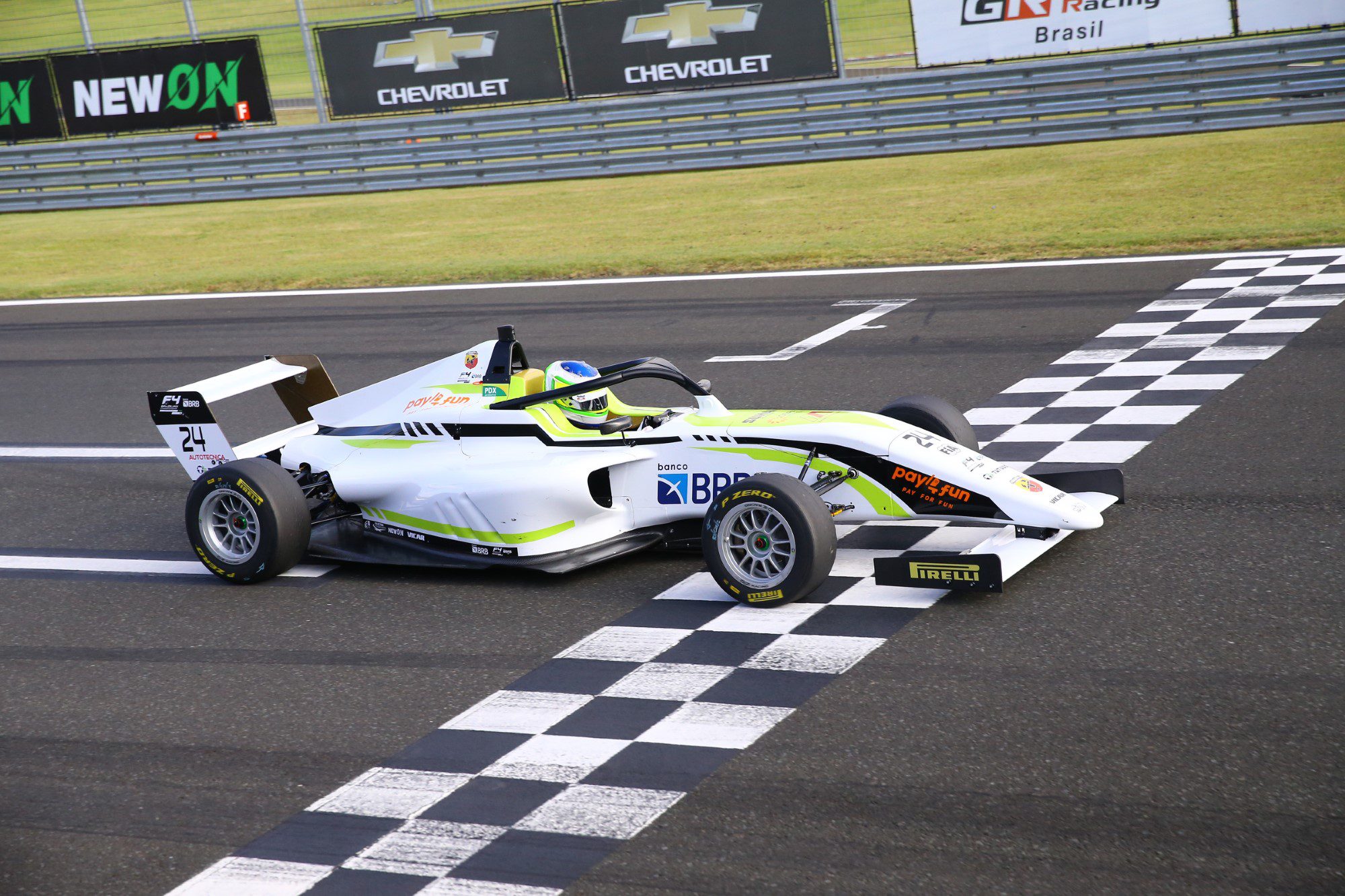 Rumo ao Topo com Pipe Barrichello: um sonho realizado e uma estreia de superação, pontos e pódio