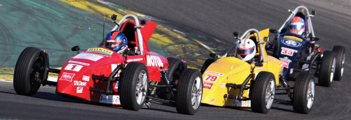 Fórmula Vee tem novos líderes após vitórias dramáticas em Interlagos