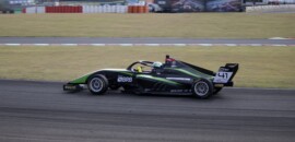 Atingido por concorrente, Fernando Barrichello abandona prova da FIA F4 Brasil no Velocitta