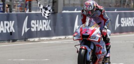 Bastianini celebra terceira vitória na MotoGP em 2022 em GP “sem estratégia”