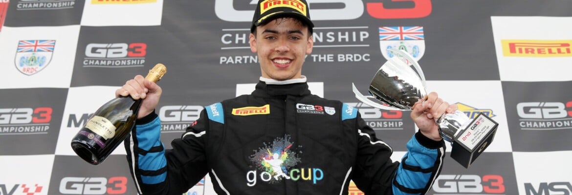 Em Donington Park, Roberto Faria conquista seu terceiro pódio na GB3 nesta temporada