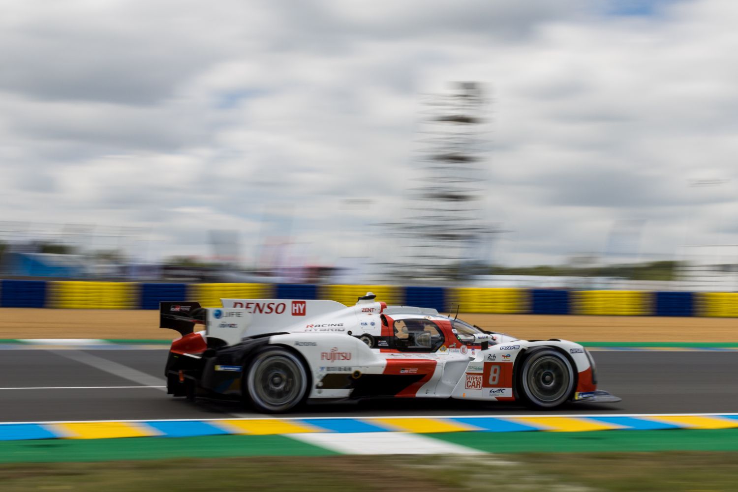 El Toyota de Hirakawa lidera las 24 Horas de Le Mans a mitad de camino