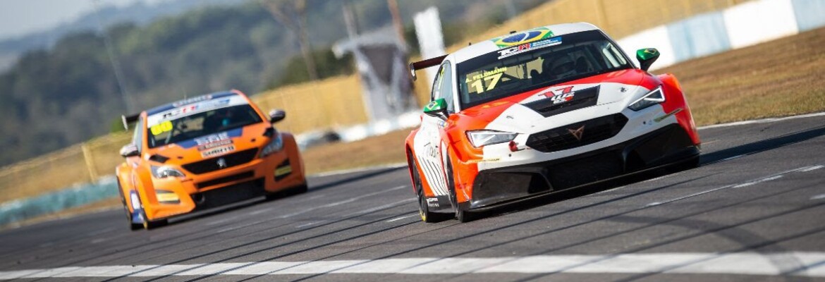 Alceu Feldmann vence de novo e no pódio brilham bandeiras do Brasil, Uruguai e Argentina