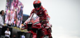 Bagnaia vence na Holanda em dia de queda dupla para Quartararo