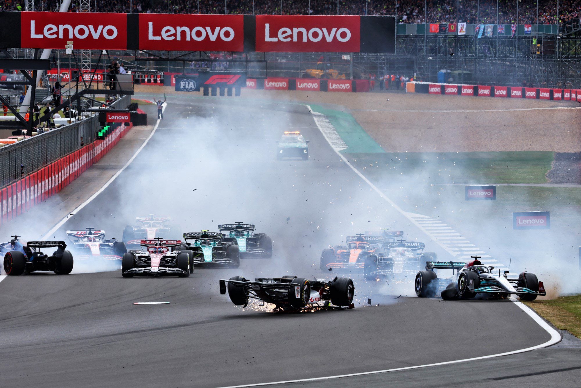 Galeria: o acidente impressionante de Zhou no GP da Inglaterra de F1 F1 2022, GP da Inglaterra, Silverstone, Acidente Zhou