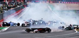 Vídeo: Zhou sofre forte acidente na largada e fica de ponta cabeça em Silverstone na F1
