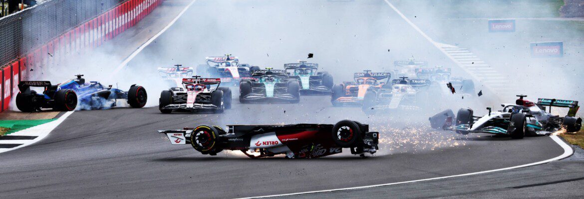 Vídeo: Zhou sofre forte acidente na largada e fica de ponta cabeça em Silverstone na F1